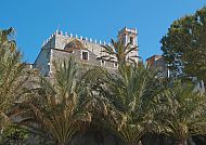 Burg Palmeras an Spaniens Orangenküste, Burg Palmeras an Spaniens Orangenküste, umgeben von Palmen.