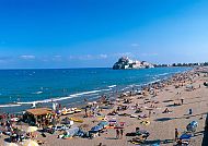Belebter Strand an Spaniens Orangenküste mit Blick auf Peñíscola