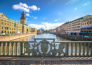Göteborg, Göteborgs malerische Architektur am Kanal unter blauem Himmel., Brücke in Göteborg mit Blick auf den Kanal und historische Gebäude.