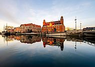 Malmö, Malmö: Historische Gebäude spiegeln sich im ruhigen Wasser., Historische Gebäude spiegeln sich im Wasser von Malmö.