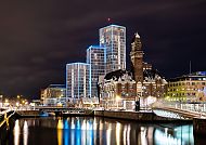 Malmö, Malmö bei Nacht: Moderne Skyline und historische Architektur., Malmö bei Nacht: Moderne Architektur trifft auf historische Gebäude.