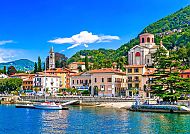 Bunte Uferpromenade am Lago Maggiore mit idyllischer Bergkulisse