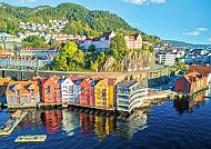 Bergen, Bunte Häuser am Wasser in Bergen, umgeben von grünen Hügeln., Bunte Häuser am Wasser in Bergen, Südnorwegen.