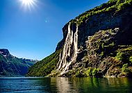 Geiranger, Majestätischer Wasserfall im Geirangerfjord unter strahlender Sonne., Majestätischer Wasserfall im Geirangerfjord unter strahlendem Sonnenschein.
