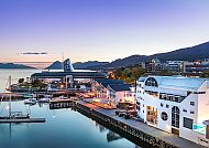 Molde, Hafen von Molde bei Sonnenuntergang, malerische Küstenstadt., Hafenstadt Molde bei Sonnenuntergang, Norwegen.