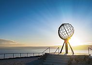 Nordkap, Nordkap-Globus bei Sonnenuntergang, nördliches Ende Europas., Nordkap-Globus bei Sonnenuntergang, nördliches Ende Europas.