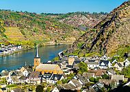 Alken an der Mosel mit malerischer Landschaft und Fachwerkhäusern., Idyllisches Alken an der Mosel mit malerischer Landschaft.