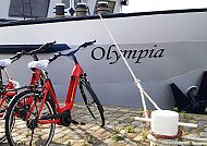 Rote Fahrräder vor dem Schiff Olympia am Hafen., Rote Fahrräder vor dem Schiff Olympia am Ufer.