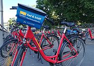 Rote Fahrräder für die Donau-Tour 2026, bereit zur Abfahrt., Rote Fahrräder für die Tour 