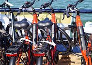 Fahrräder an Bord eines Schiffes auf der Donau.