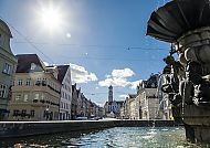 Maximilianstraße, Sonniger Tag auf der Maximilianstraße in Augsburg., Maximilianstraße in Augsburg mit Brunnen und sonnigem Himmel.