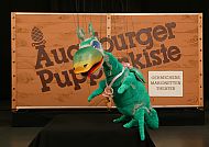 Urmel aus der Augsburger Puppenkiste®, Urmel aus der Augsburger Puppenkiste vor Holzkulisse., Urmel aus der Augsburger Puppenkiste vor Holzkulisse.
