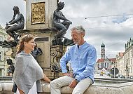 AugsburG_Maximilianstrasse, Maximilianstraße Augsburg: Entspannte Unterhaltung am Brunnen., Maximilianstraße Augsburg: Entspanntes Gespräch am Augustusbrunnen.