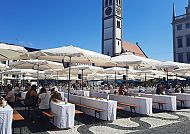 Augsburger Friedenstafel, Augsburger Friedenstafel auf dem sonnigen Rathausplatz., Augsburger Friedenstafel vor malerischer Kulisse entdecken.