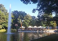 Wittelsbacher Park Augsburg, Wittelsbacher Park Augsburg mit Springbrunnen und Café am See., Wittelsbacher Park Augsburg mit Brunnen und Café im Sonnenschein.