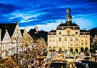 Weihnachtsstadt Lüneburg_Marktplatz, Weihnachtszauber in Lüneburg: Festlicher Marktplatz im Abendlicht., Weihnachtszauber auf dem Lüneburger Marktplatz bei Nacht.