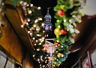 Weihnachtsstadt Lüneburg_Rathaus, Weihnachtslichter und Rathaus in Lüneburg bei Nacht., Weihnachtszauber am Lüneburger Rathaus bei Nacht.