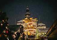 Weihnachtsstadt Lüneburg_Rathaus, Weihnachtszauber am Rathaus Lüneburg bei Nacht., Weihnachtsmarkt vor dem Lüneburger Rathaus im festlichen Glanz.
