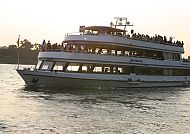 MS Beethoven Rhein in Flammen, MS Beethoven bei Sonnenuntergang auf dem Rhein., MS Beethoven bei Sonnenuntergang auf dem Rhein, voller Feiernder.