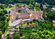 Heidelberger Schloss umgeben von grüner Landschaft., Heidelberger Schloss umgeben von üppigem Grün aus der Vogelperspektive.