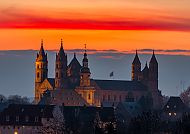 Wormser Dom bei Sonnenuntergang, majestätisch und beeindruckend.
