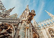 Speyer, Gotische Architektur mit filigranen Details unter blauem Himmel., Detail der gotischen Architektur mit majestätischen Skulpturen.