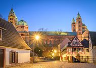 Speyer, Speyerer Dom bei Abenddämmerung, historische Gebäude im Vordergrund., Speyerer Dom bei Abenddämmerung, malerische Altstadtgasse.