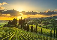 Toskana, Sonnenuntergang über den malerischen Hügeln der Toskana., Sonnenuntergang über den malerischen Hügeln der Toskana.