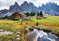 Südtirol, Malerische Almhütten vor den Dolomiten in Südtirol., Malerische Almhütten vor den majestätischen Dolomiten in Südtirol.
