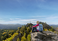 Wandern_Silberberg, Wanderer genießt den Ausblick vom Silberberg im Bayerischen Wald., Wanderer genießt den Ausblick am Silberberg im Bayerischen Wald.