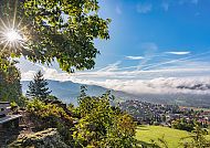 Bodenmais_Panorama, Panoramablick auf Bodenmais im Bayerischen Wald bei Sonnenschein., Panorama von Bodenmais im Bayerischen Wald bei Sonnenschein.