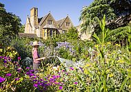 Üppiger Garten von Hidcote Manor, Üppiger Garten von Hidcote Manor, blühend und lebendig.