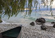 Idyllische Uferlandschaft am Ohridsee bei Sonnenuntergang