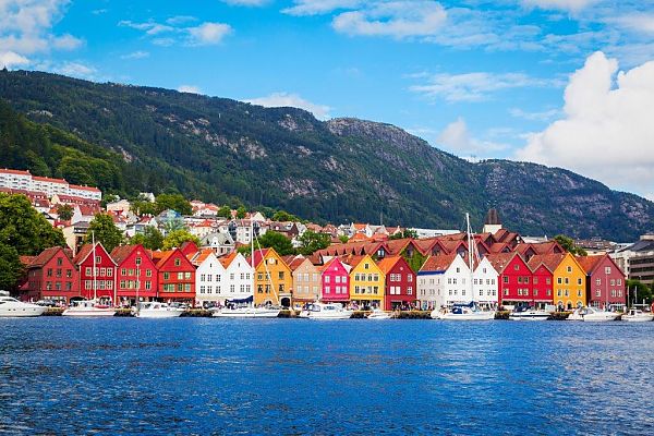 Bergen, Bunte Häuserzeile am Wasser in Bergen, Norwegen.
