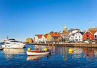Stavanger (Route 2 & 3) Hafen im Frühling, bunte Häuser und Boote im Sonnenschein.
