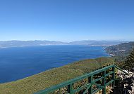 Blick auf den Ohridsee und die umliegenden grünen Hügel
