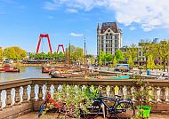 Rotterdam, Rotterdam: Fahrräder, Boote und die ikonische Willemsbrug., Rotterdam: Fahrräder, Boote und die ikonische Willemsbrug.