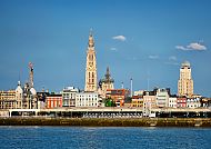 Antwerpen, Antwerpen Skyline mit Liebfrauenkathedrale unter klarem Himmel., Antwerpens Skyline mit der Liebfrauenkathedrale bei klarem Himmel.