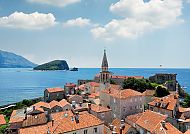 Budva Altstadt mit Blick auf die Adria, Budva Altstadt mit Blick auf die Adria, Montenegro.