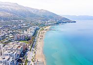 Küstenlandschaft der albanischen Riviera mit Bergen im Hintergrund