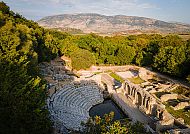 Antikes Theater von Butrint, Antikes Theater von Butrint vor malerischer Bergkulisse.