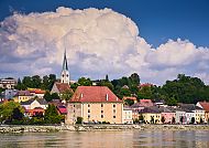 Ybbs, Ybbs an der Donau mit malerischer Kulisse und eindrucksvollen Wolken., Malerische Ansicht von Ybbs an der Donau mit Kirche und bunten Häusern.