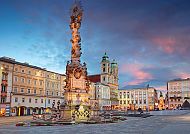 Linz, Alter Dom, Hauptplatz Linz mit Dreifaltigkeitssäule und Alter Dom bei Dämmerung.
