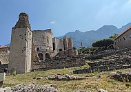 Kruja-Burg vor majestätischen Bergen bei klarem Himmel
