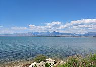 Klares Wasser und Berge am Ohridsee unter blauem Himmel