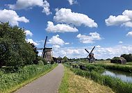 Entlang der Vecht, Malerische Windmühlen an der Vecht unter blauem Himmel.