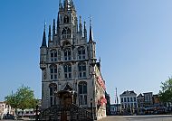 Gouda, Historisches Rathaus von Gouda bei klarem Himmel., Historisches Rathaus in Gouda bei klarem Himmel.