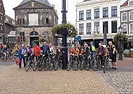 Gouda, Gruppe von Radfahrern vor historischem Gebäude in Gouda., Fahrradgruppe vor historischer Kulisse in Gouda, Südholland.