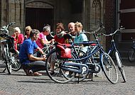 Wohlverdiente Pause, Pause bei einer Fahrradtour in Südholland, entspannte Gruppe.