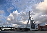 Rotterdam, Erasmusbrücke in Rotterdam unter dramatischem Himmel., Erasmusbrücke in Rotterdam unter dramatischem Himmel.